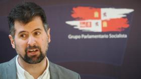 El portavoz del Grupo Parlamentario Socialista y secretario general del PSOECyL, Luis Tudanca, analiza diversos asuntos derivados de la Dependencia en Castilla y León