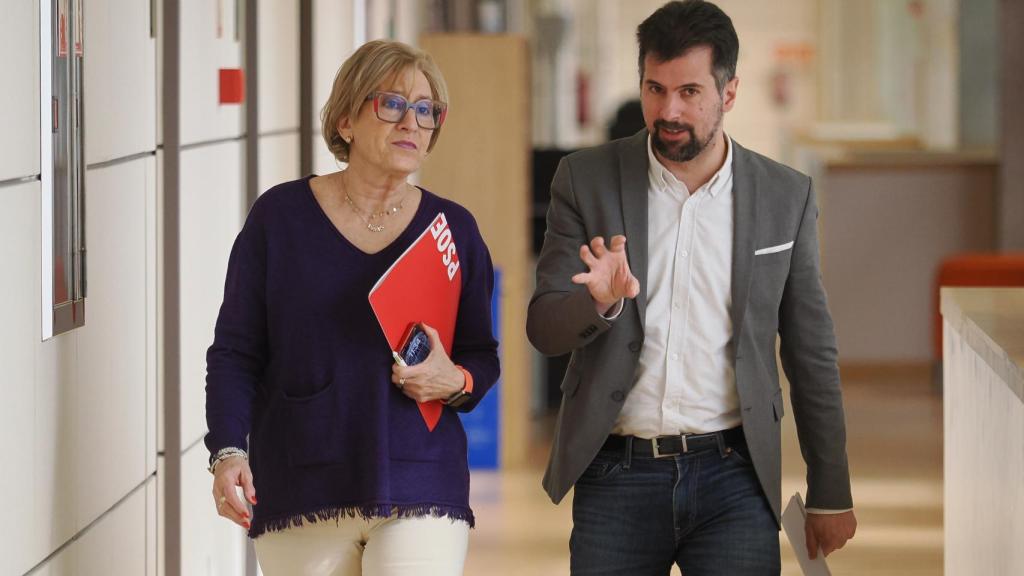 El portavoz del Grupo Parlamentario Socialista y secretario general del PSOECyL, Luis Tudanca, analiza diversos asuntos derivados de la Dependencia en Castilla y León, acompañado de la procuradora Isabel Gonzalo