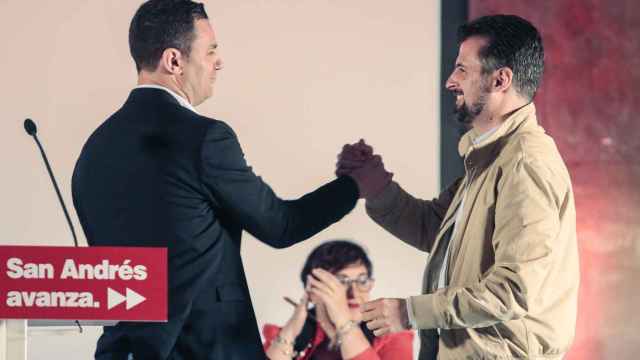 El secretario general del PSOE de León, Javier Alfonso Cendón, y el líder del PSCyL, Luis Tudanca, se saludan en un acto de campaña en San Andrés del Rabanedo, en mayo de 2023.