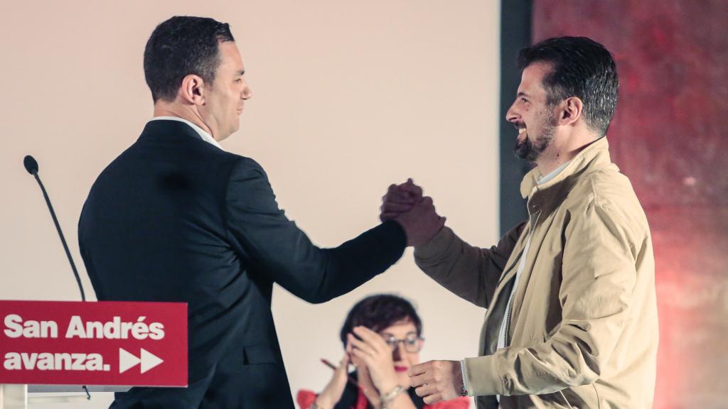 El secretario general del PSOE de León, Javier Alfonso Cendón, y el líder del PSCyL, Luis Tudanca, se saludan en un acto de campaña en San Andrés del Rabanedo, en mayo de 2023.