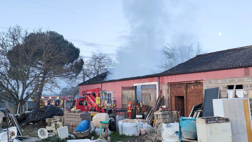 Imagen de la nave que se ha calcinado en Valtuille de Arriba, en Villafranca del Bierzo