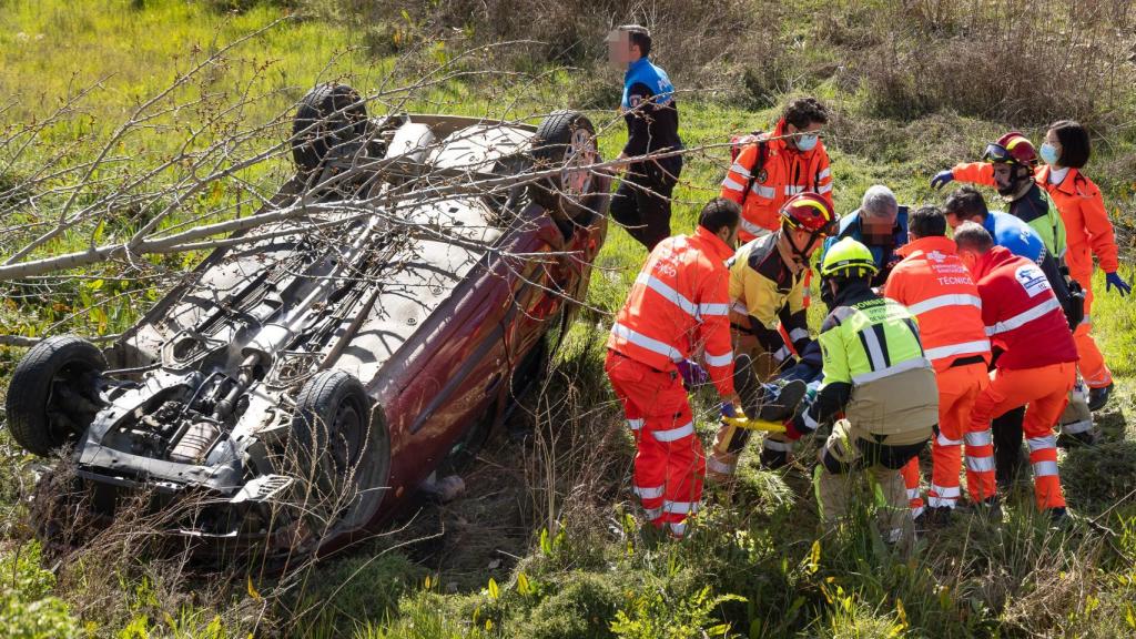 Los bomberos y el personal sanitario rescatando al herido tras volcar su turismo en Ciudad Rodrigo
