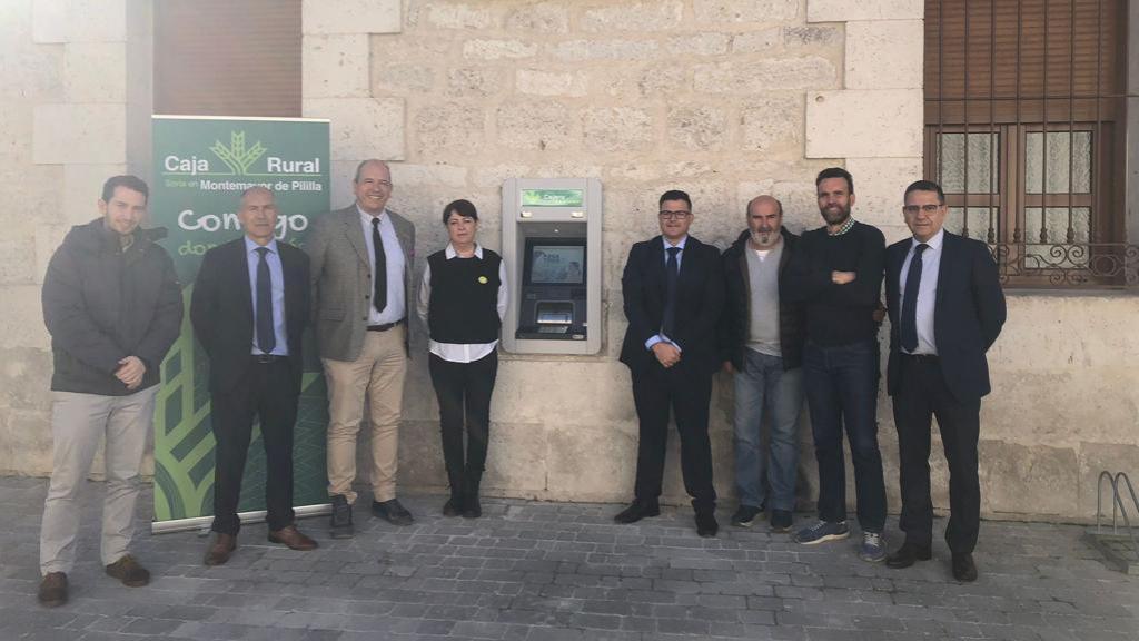 El director de zona de Caja Rural, Javier Diago; y el alcalde de Montemayor de Pililla, Noel Serna Pérez