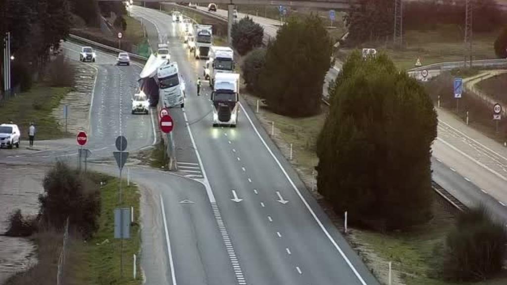 La Guardia Civil regulando el tráfico en la zona donde se ha producido el vuelco de un camión