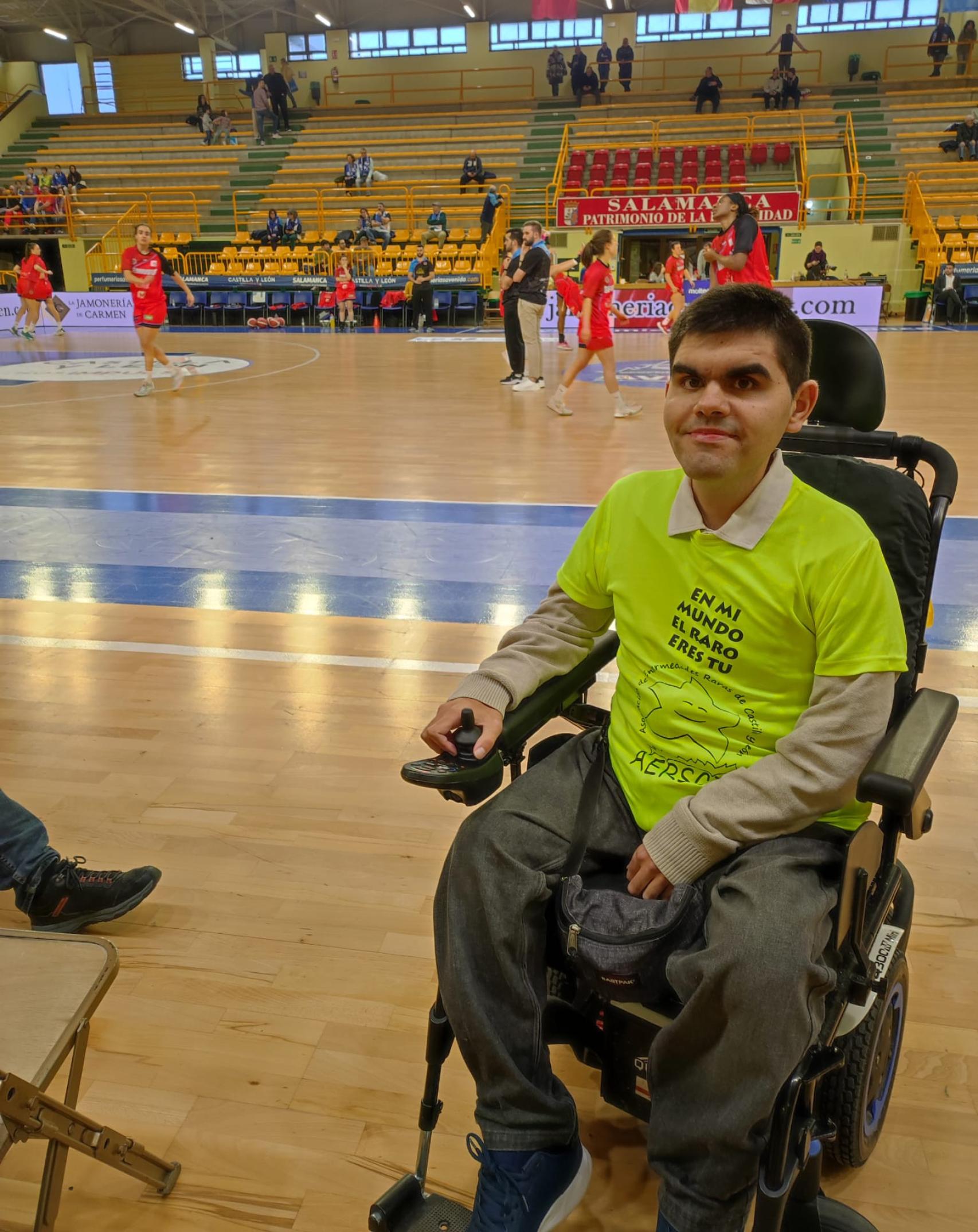 El joven con una enfermedad rara en un partido