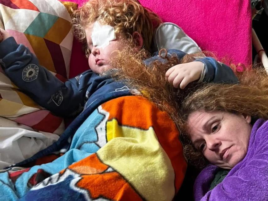 Isabel Muelas y su hijo Martín, que murió de un glioma difuso intrínseco de tronco. Isabel recauda fondos para luchar contra esta enfermedad, de la que se diagnostican 20 casos al año.