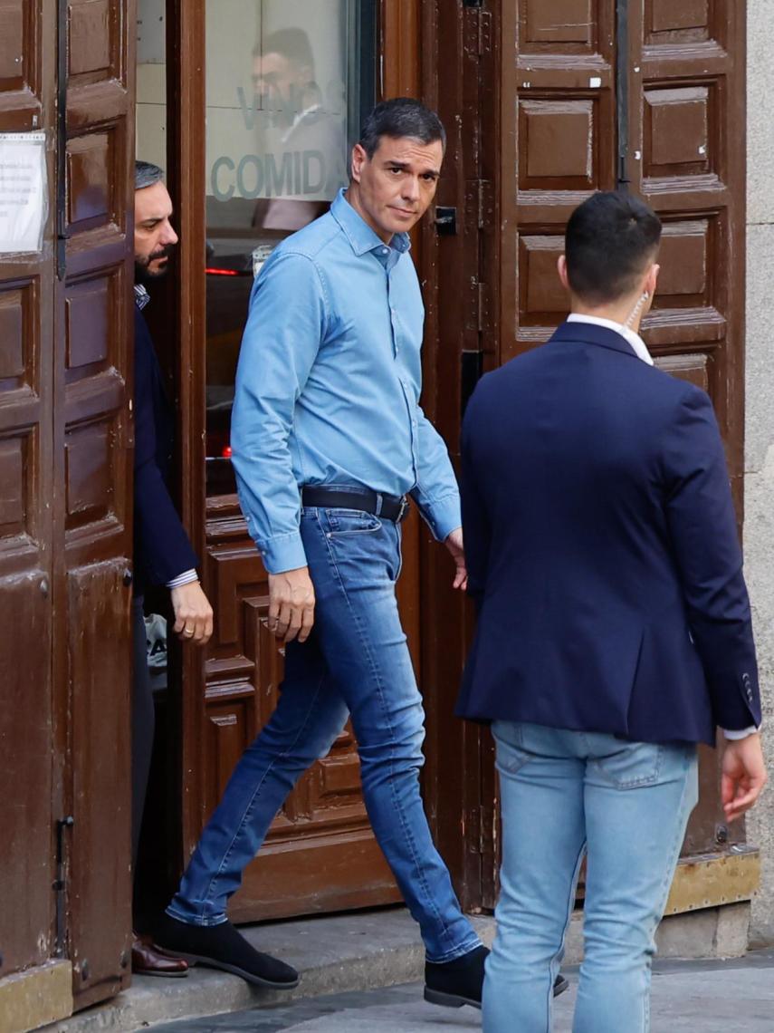 Pedro Sánchez luciendo un estilismo casual, en Madrid.
