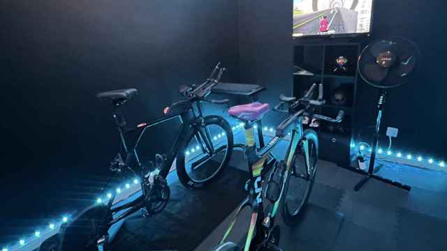 Bicicletas preparadas para una carrera virtual de Zwift.