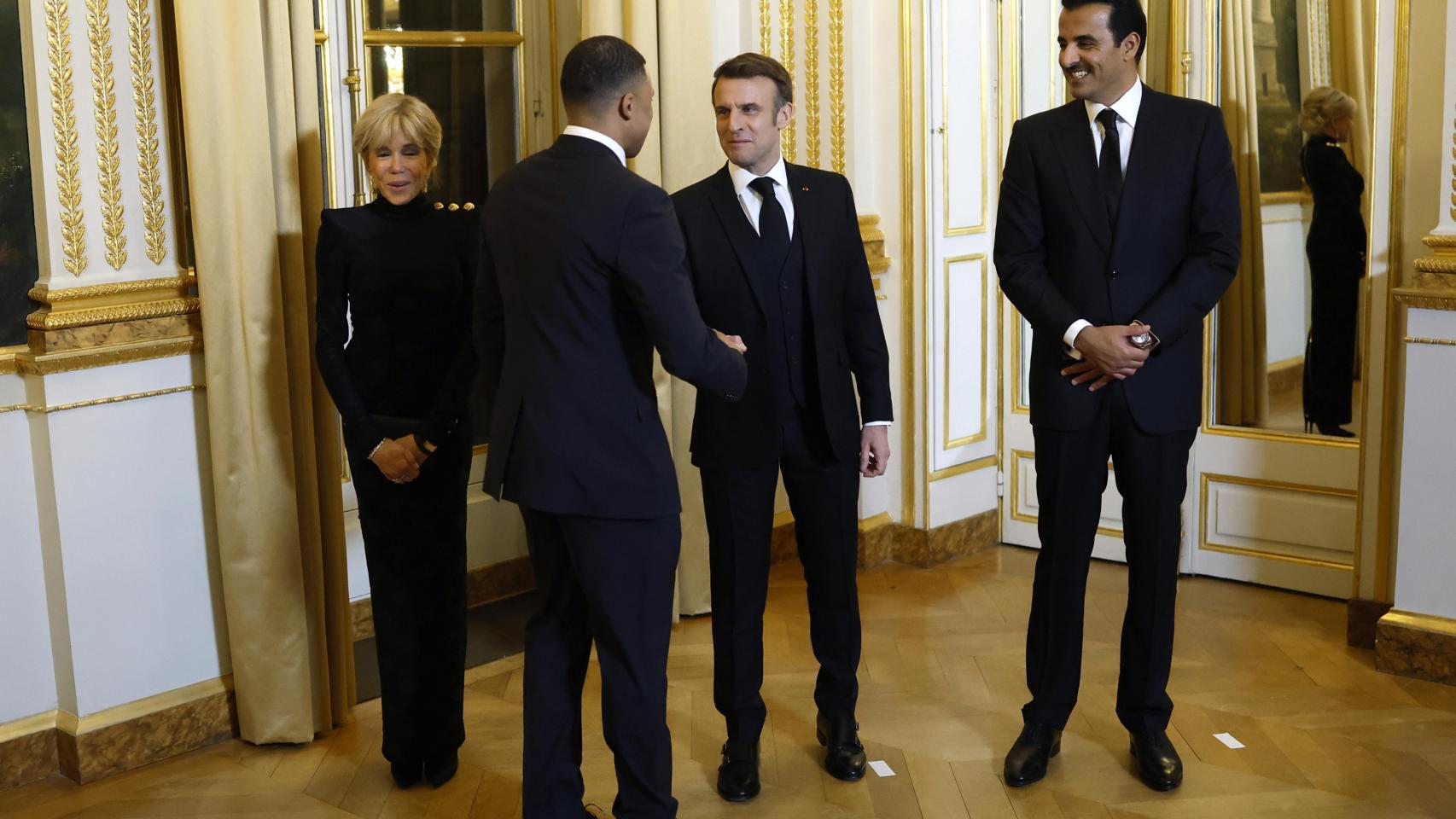 Mbappé saluda a Emmanuel Macron ante la mirada del emir de Qatar