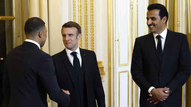 Mbappé saluda a Emmanuel Macron ante la mirada del emir de Qatar