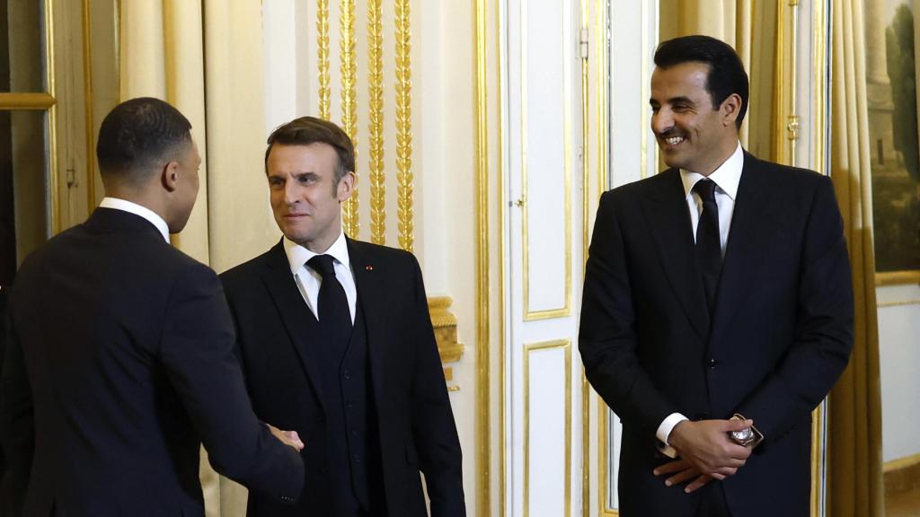 Mbappé saluda a Emmanuel Macron ante la mirada del emir de Qatar