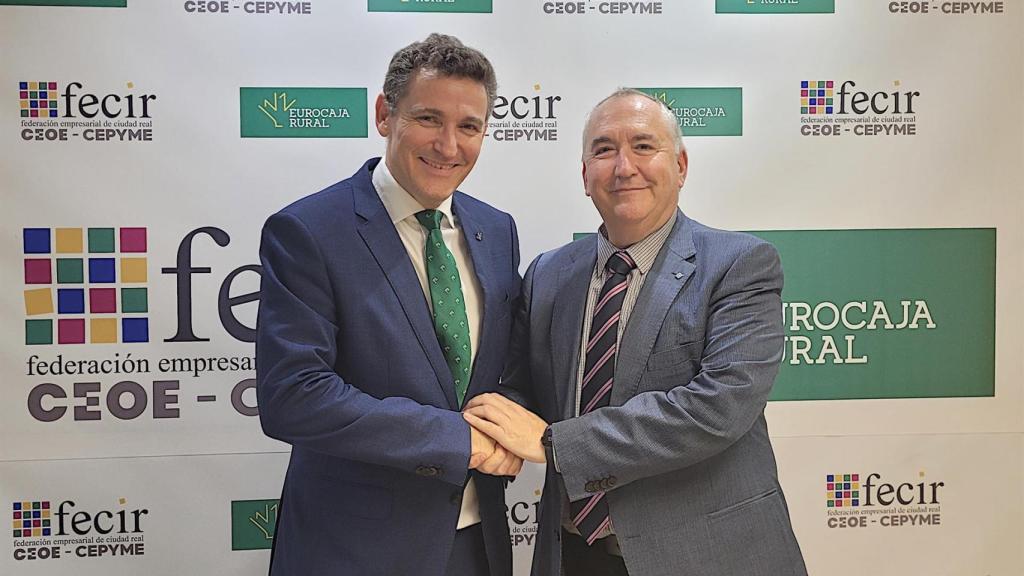 El director general de Eurocaja Rural, Víctor Manuel Martín, y el presidente de Fecir, Carlos Marín.