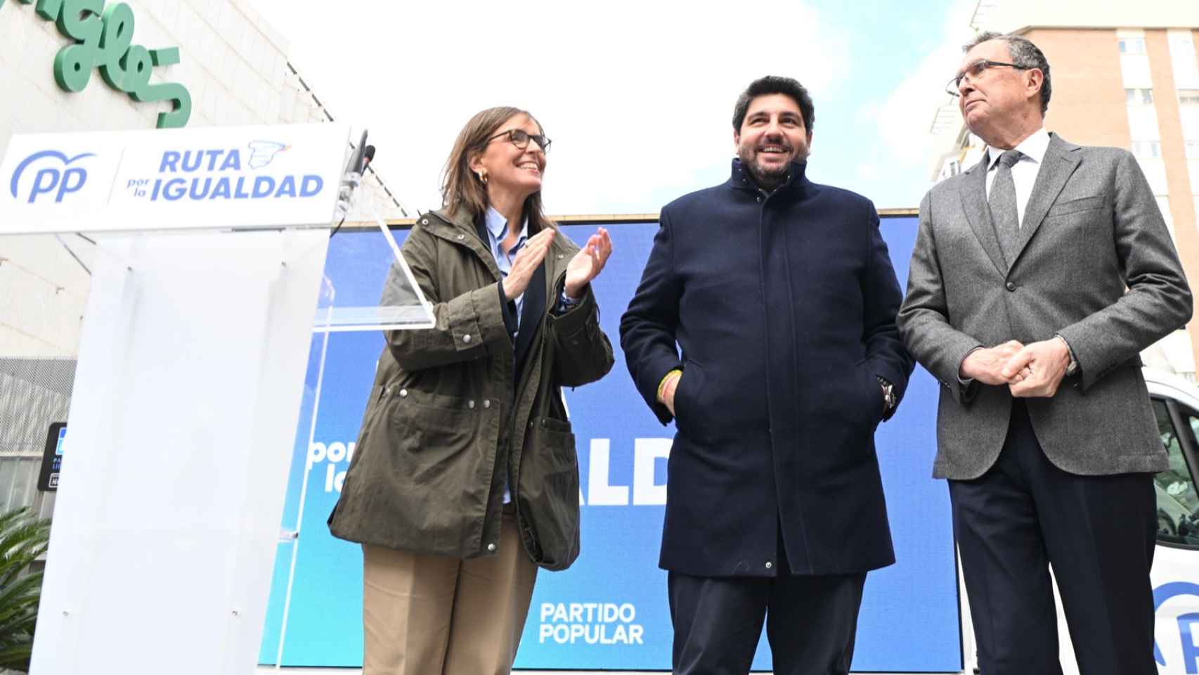 Fernando López Miras, presidente de la Región de Murcia y líder del PP murciano, junto a la vicesecretaria nacional de Organización del PP, Carmen Fúnez, y el alcalde de Murcia, José Ballesta.