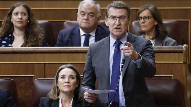 El líder del PP, Alberto Núñez Feijóo, este miércoles en el Congreso de los Diputados señalanado a Pedro Sánchez.