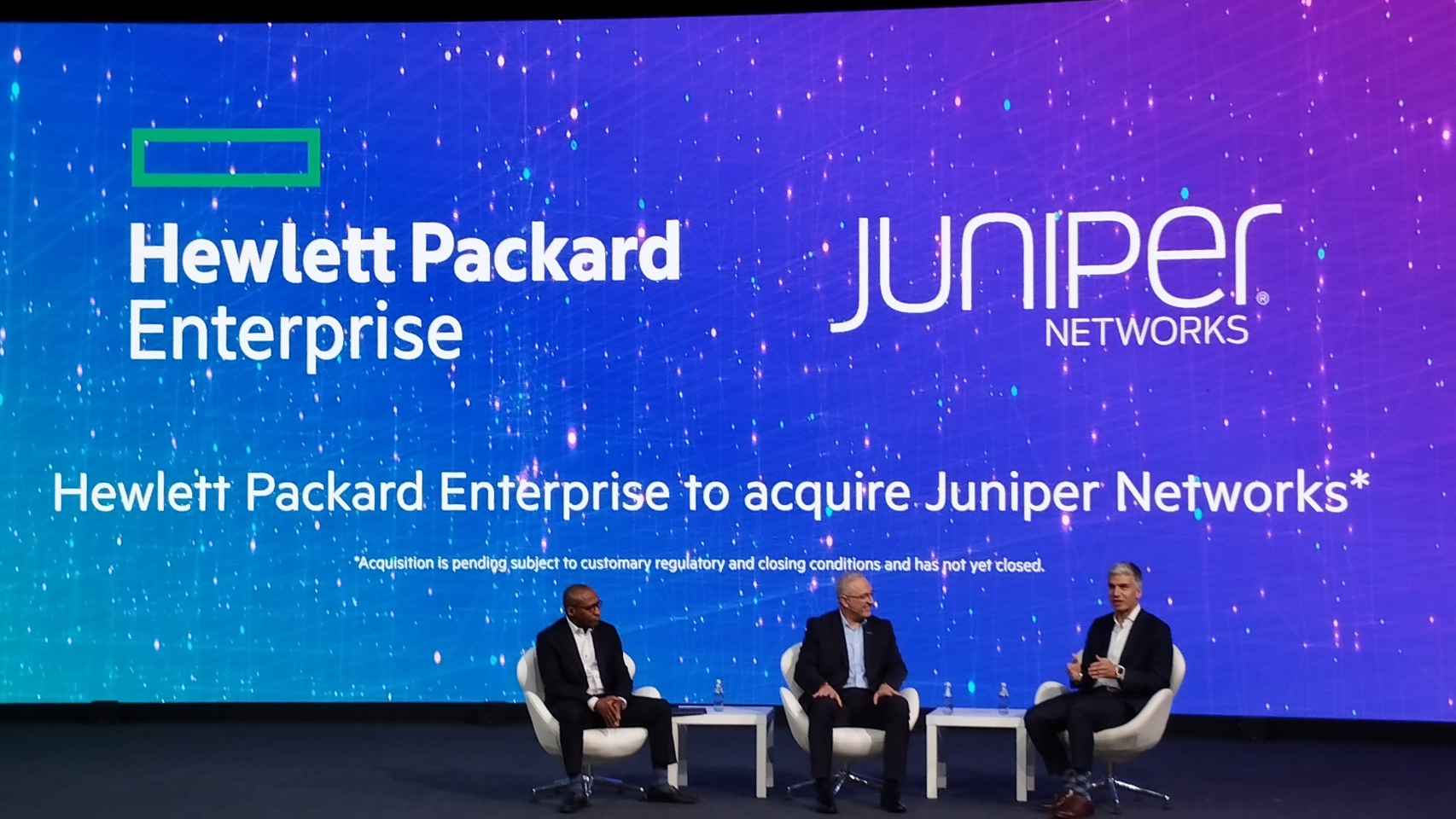 Antonio Neri, presidente y CEO de HPE, y Rami Rahim, CEO de Juniper Networks, durante el MWC 2024.
