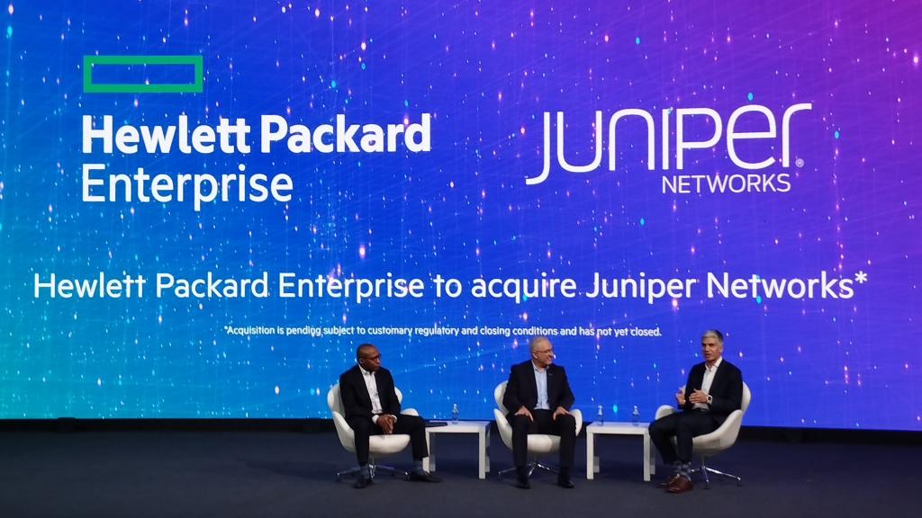 Antonio Neri, presidente y CEO de HPE, y Rami Rahim, CEO de Juniper Networks, durante el MWC 2024.