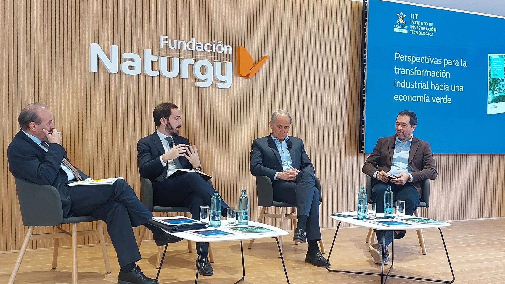 desde la izquierda, José Miguel Guerrero, vicepresidente de CEPYME; Jordi Llinares, director general de Programas Industriales del Ministerio de Industria y Turismo; Carlos Reinoso, portavoz de la Alianza por la Competitividad de la Industria Española; y Pedro Linares, profesor del ICAI-IIT de la Universidad Pontificia Comillas.