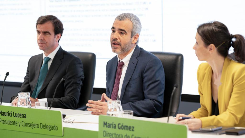 E presidente y consejero delegado de Aena, Maurici Lucena (centro)