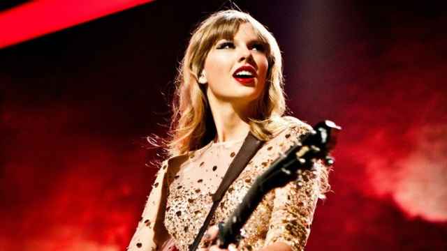 Taylor Swift durante un concierto de la Red Tour.