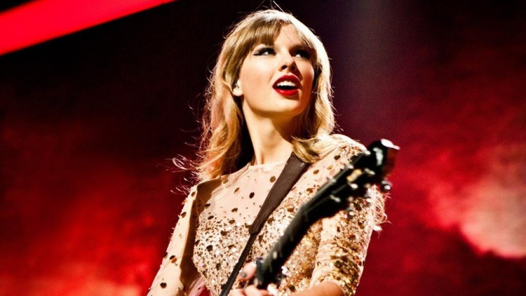 Taylor Swift durante un concierto de la Red Tour.