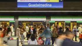 Viajeros en el metro de Málaga en una imagen de archivo.