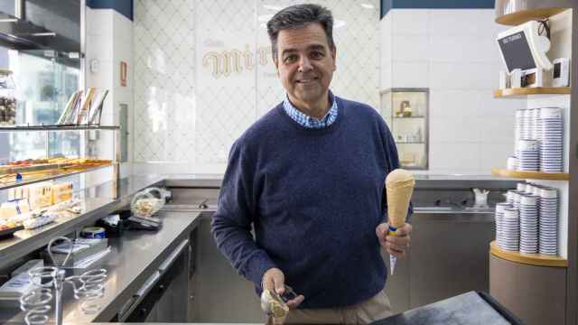 Andrés Mira sirve una bola de helado de turrón en un cucurucho; no es la primera vez que lo hace.