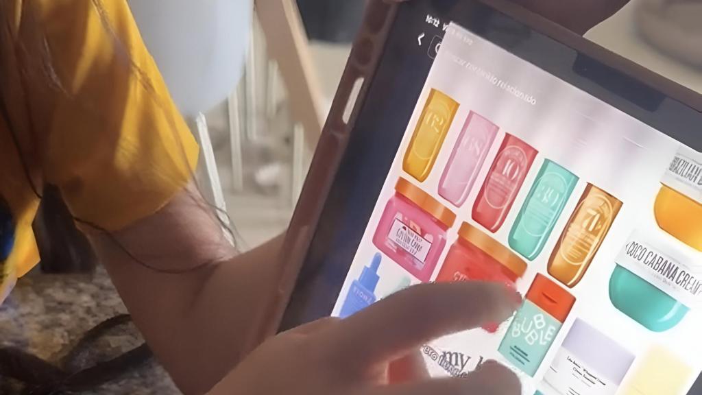 Fragmento de un vídeo de TikTok en el que una niña de 11 años le pide productos cosméticos a su madre. Algunos de hasta 70€.