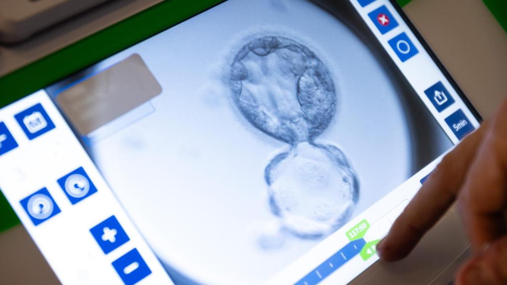 El especialista manejando la tecnología en el laboratorio de Criobiología.