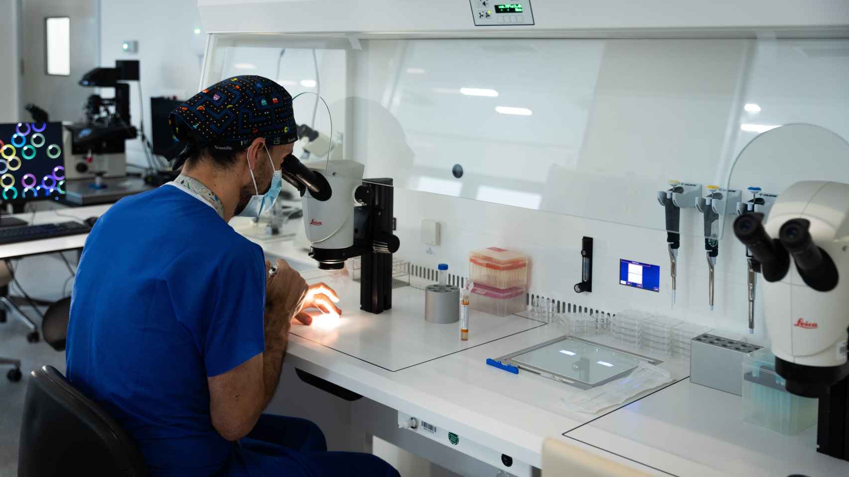 El embriólogo manejando el microscopio en el laboratorio.