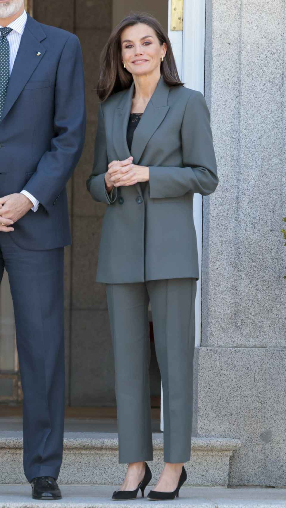La Reina ha elegido un traje de chaqueta gris.