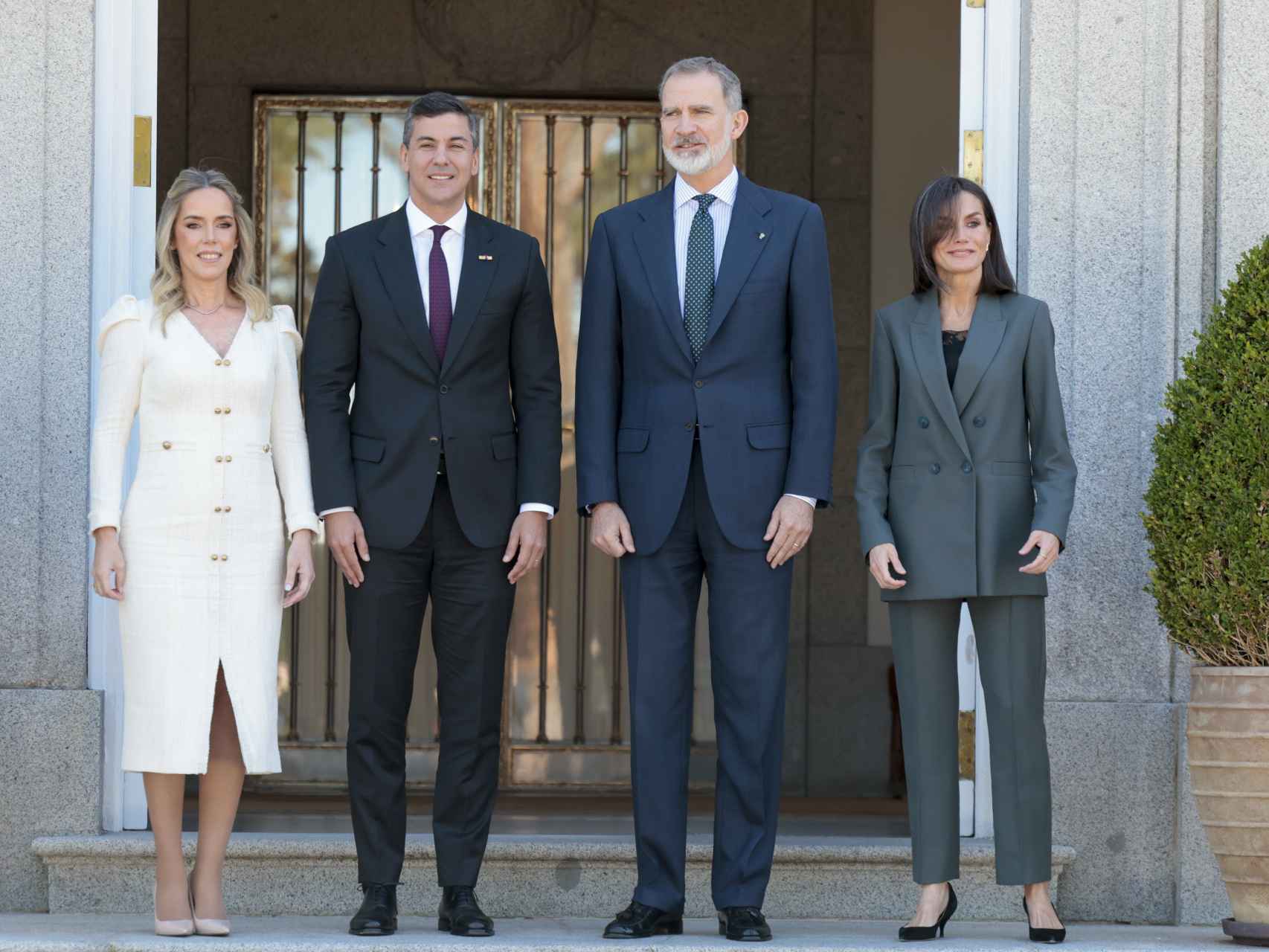 Los Reyes posan con el presidente de Paraguay y su esposa antes del almuerzo.