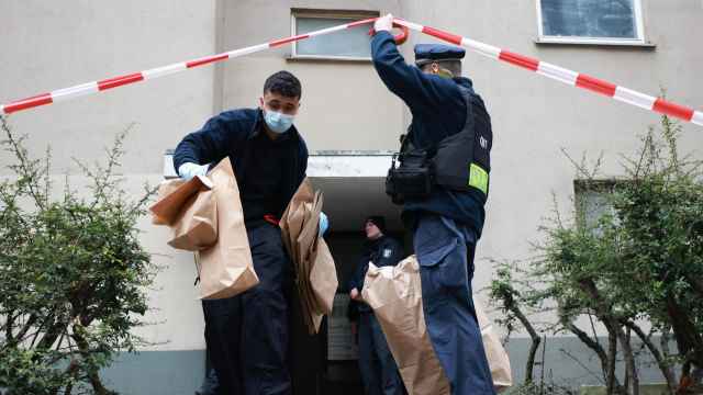 La policía alemana saca pruebas del domicilio de Klette en Berlín.
