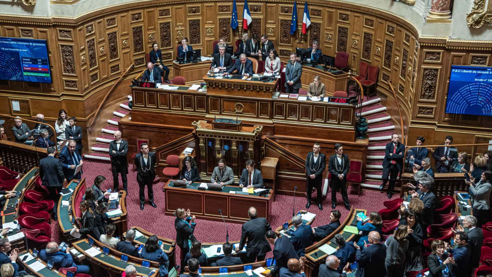 El Senado francés aprueba añadir el derecho al aborto en la Constitución