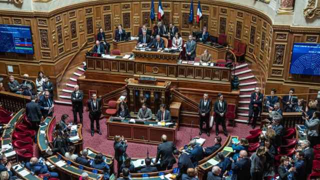 Senadores franceses aplauden los resultados tras una votación sobre la ley constitucional del aborto, este miércoles.