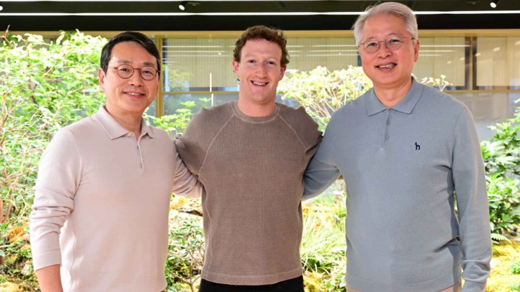 Mark Zuckerberg entre William Cho (izq) y Park Hyoung-sei (d.), CEO de LG y responsable de entrenimiento de la firma.