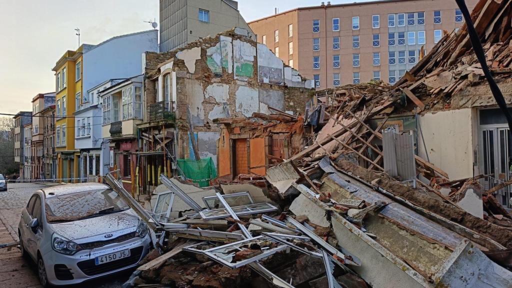 Se derrumba en Ferrol una casa de tres plantas en la calle Fernando VI
