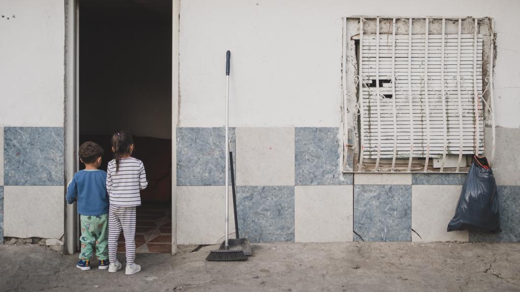 Dos menores frente a la puerta de la casa de Yumara, de cinco años.