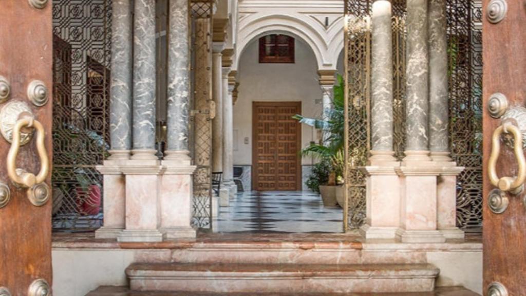 Entrada del hotel nominado de Sevilla.