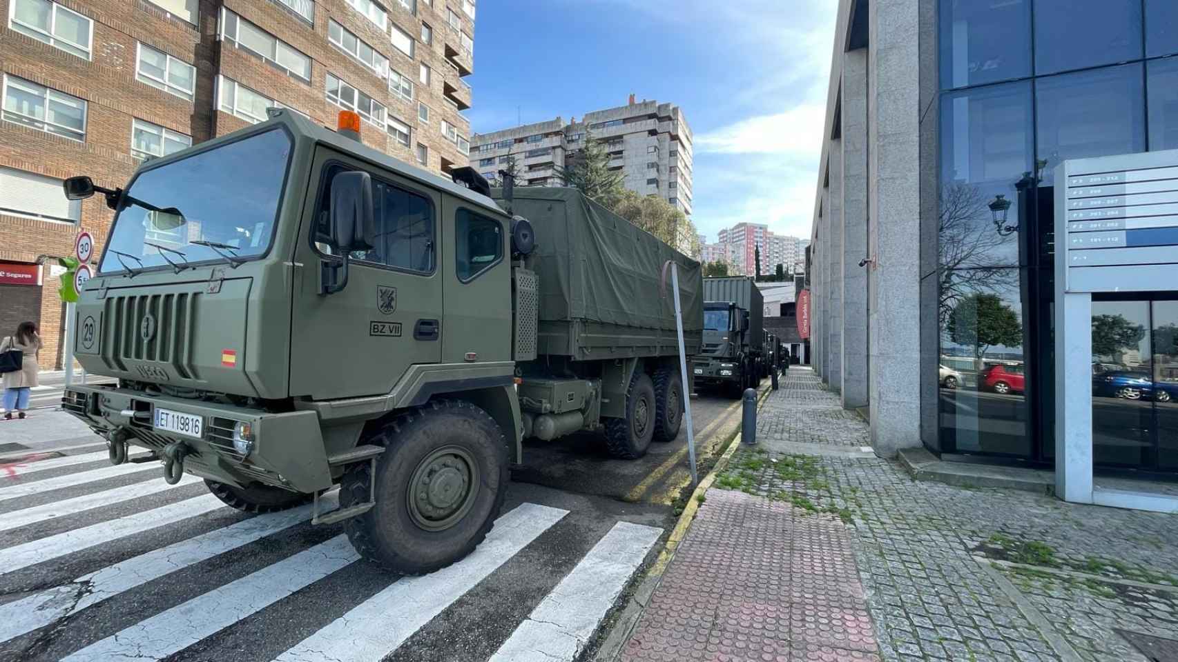 Camiones del Ejército de Tierra frente al edificio de Mapfre en Vigo.