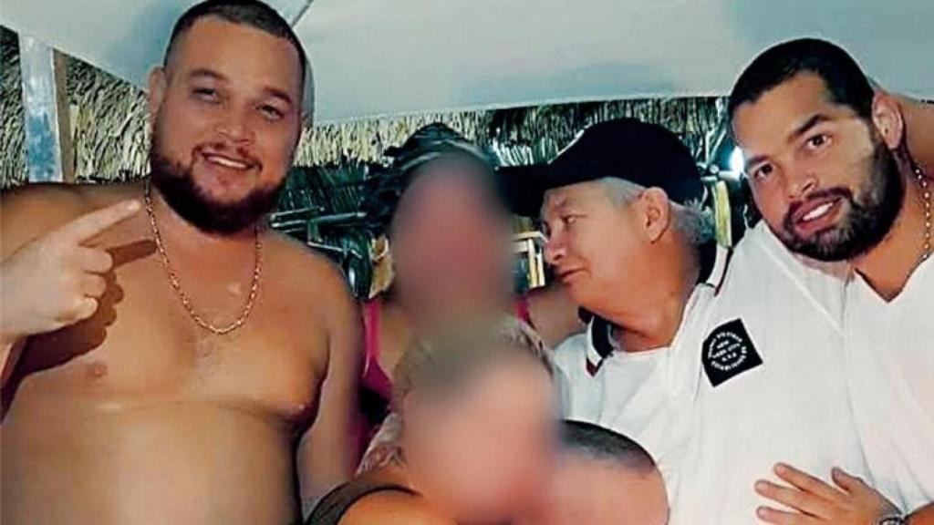 Roberto Vega Daza y su padre y hermano fallecidos en la masacre de Barranquilla.