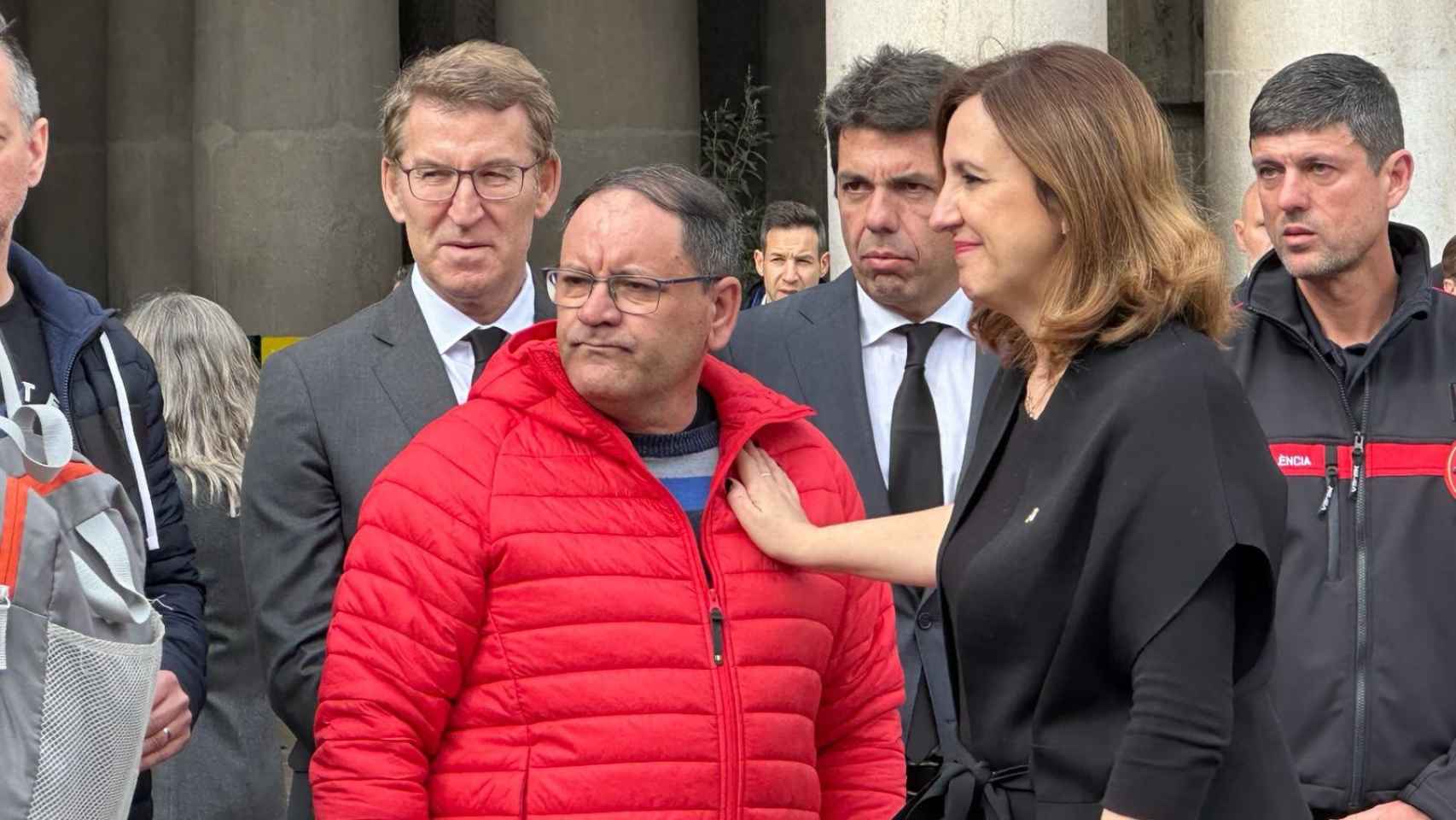 Julián, junto a la alcaldesa María José Catalá en el homenaje del Ayuntamiento de Valencia a las víctimas. EE
