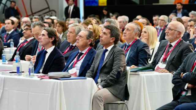 José María Aznar, Vicente Boluda, Carlos Mazón y los hermanos Fernando y Juan Roig, durante la asamblea de AVE. EE