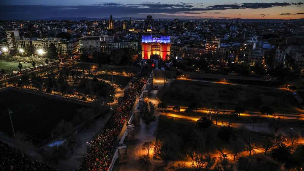 La bandera valenciana ilumina las Torres de Serranos durante la Crida 2023, imagen de archivo. Rober Solsona / Europa Press