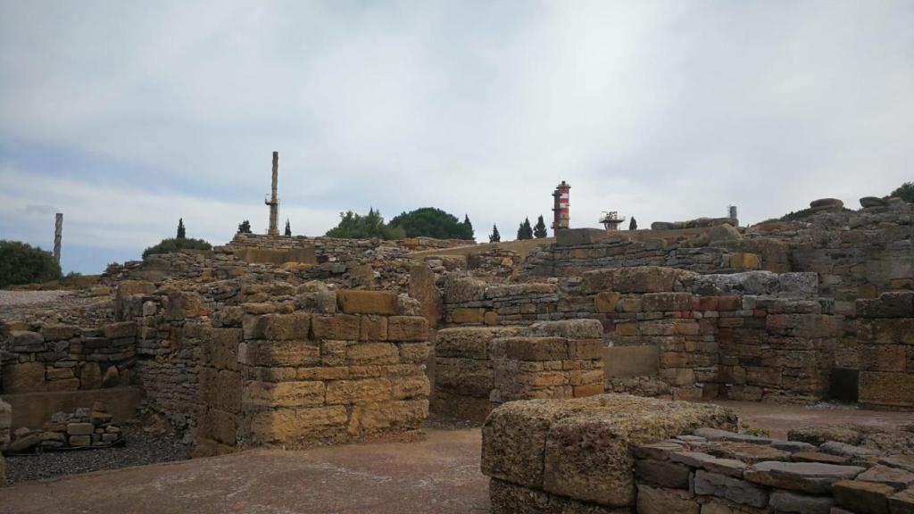 Ruinas de Carteia con la refinería al fondo