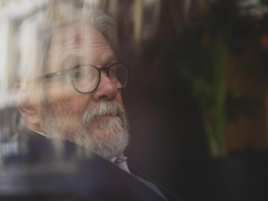 Michael Reid, visto desde el escaparate del hotel.