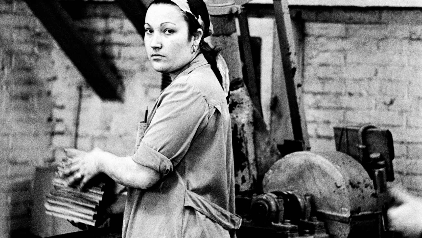 Obrera en la fábrica. Barcelona, 1976. De la serie 'Trabajo o faena'© Archivo Colita Fotografía