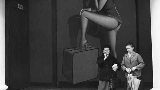 Mujeres en el parallel. Barcelona, 1965. De la serie 'Descuartizar un cuerpo' © Archivo Colita Fotografía