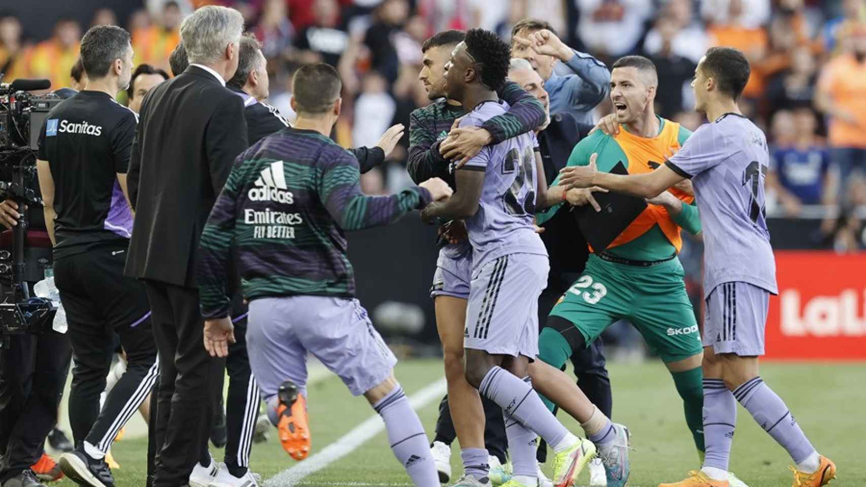 El enfrentamiento entre Vinicius y varios jugadores del Valencia en Mestalla