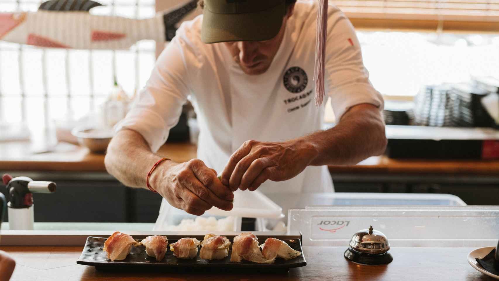El chef Óscar Salmerón preparando nigiri en la barra de sushi de Trocadero Commodore.
