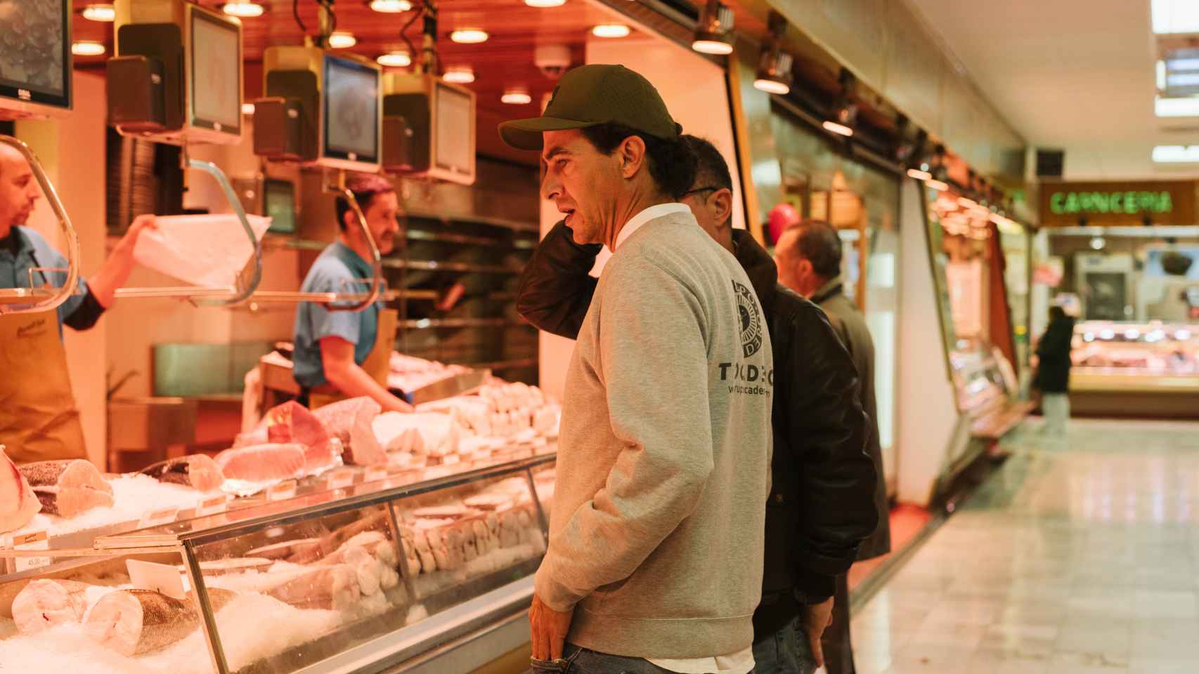 El chef Óscar comprando rape en la pescadería Ernesto Puerto.